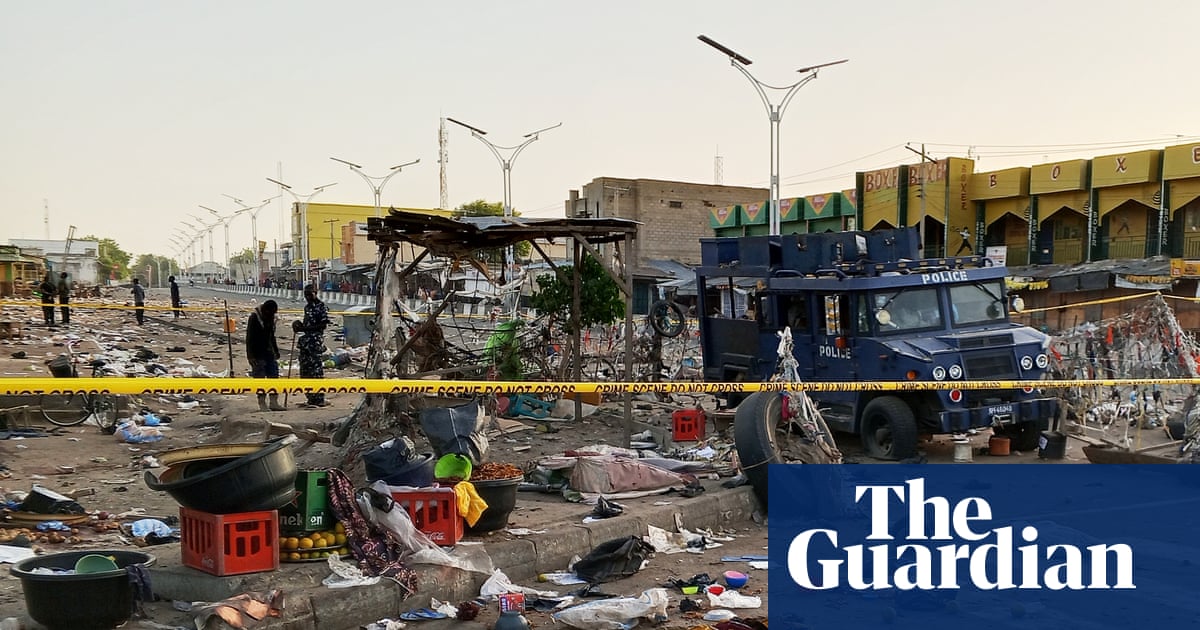 Anggota Palang Merah Nigeria membantu korban serangan bom di Maiduguri